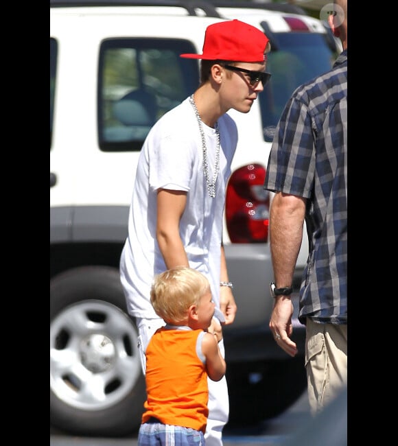 Justin Bieber va chez King's Fish House à Calabasas avec son père Jeremy et ses frère et soeur Jaxon et Jazmyn pour déjeuner le 30 juillet 2012