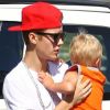 Justin Bieber s'occupe de son petit frère Jaxon en allant chez King's Fish House à Calabasas le 30 juillet 2012