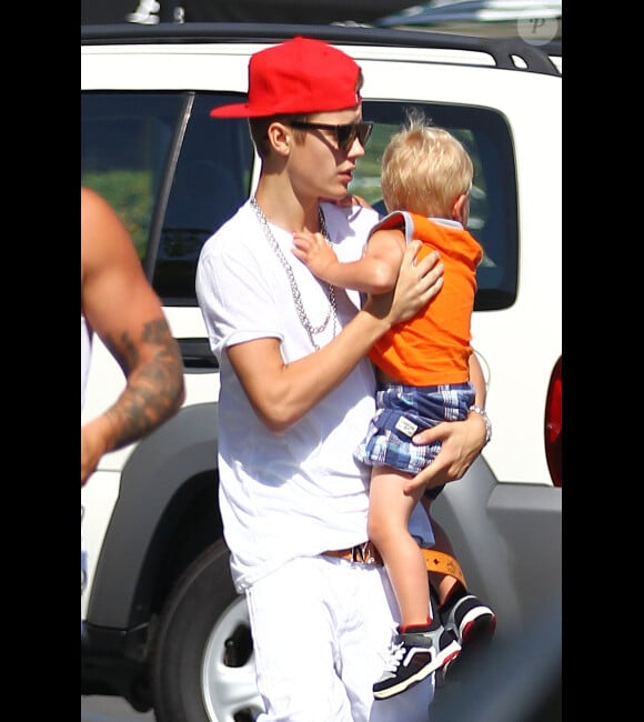 Justin Bieber s'occupe de son petit frère Jaxon en allant chez King's Fish House à Calabasas le 30 juillet 2012