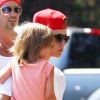 Justin Bieber tient dans ses bras la petite Jazmyn en allant chez King's Fish House à Calabasas pendant que son père Jeremy s'occupe Jaxon le 30 juillet 2012