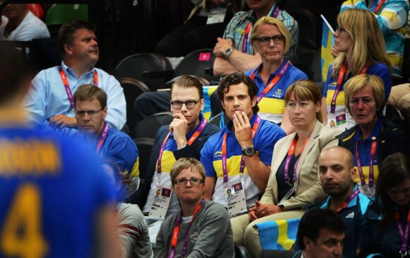 Le prince Daniel de Suède et son beau-frère le prince Carl Philip le 30 juillet 2012 aux Jeux olympiques de Londres lors de la rencontre de handball féminin Suède-Norvège.