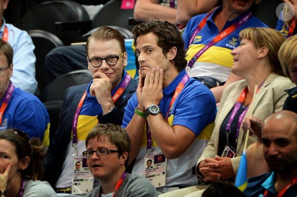 Le prince Daniel de Suède et son beau-frère le prince Carl Philip le 30 juillet 2012 aux Jeux olympiques de Londres lors de la rencontre de handball féminin Suède-Norvège.