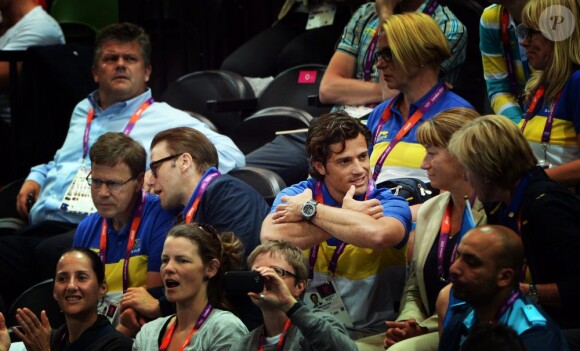 Le prince Daniel de Suède et son beau-frère le prince Carl Philip le 30 juillet 2012 aux Jeux olympiques de Londres lors de la rencontre de handball féminin Suède-Norvège.