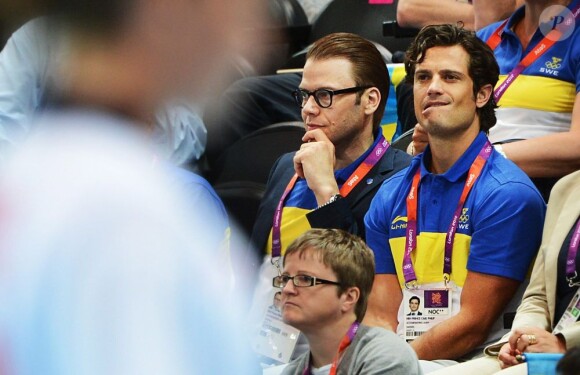 Le prince Daniel de Suède et son beau-frère le prince Carl Philip le 30 juillet 2012 aux Jeux olympiques de Londres lors de la rencontre de handball féminin Suède-Norvège.