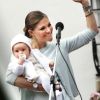 La princesse Victoria de Suède lors de son 35e anniversaire, le 14 juillet 2012, avec sa fille la princesse Estelle. L'héritière du trône de Suède, qui avait prévu de venir avec son mari le prince Daniel et son frère le prince Carl Philip, a annulé son déplacement à Londres.