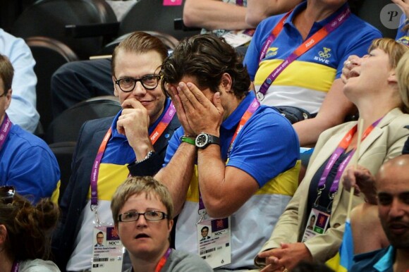 Le prince Daniel de Suède et son beau-frère le prince Carl Philip le 30 juillet 2012 aux Jeux olympiques de Londres lors de la rencontre de handball féminin Suède-Norvège.
