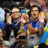 Le prince Daniel de Suède et son beau-frère le prince Carl Philip le 30 juillet 2012 aux Jeux olympiques de Londres lors de la rencontre de handball féminin Suède-Norvège.