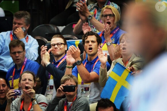 Le prince Daniel de Suède et son beau-frère le prince Carl Philip le 30 juillet 2012 aux Jeux olympiques de Londres lors de la rencontre de handball féminin Suède-Norvège.