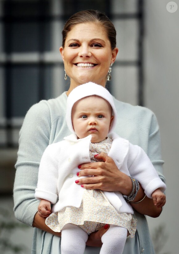 La princesse Victoria de Suède lors de son 35e anniversaire, le 14 juillet 2012, avec sa fille la princesse Estelle. L'héritière du trône de Suède, qui avait prévu de venir avec son mari le prince Daniel et son frère le prince Carl Philip, a annulé son déplacement à Londres.