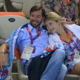 Des supporters tendres et motivés : le prince héritier Guillaume de Luxembourg et sa fiancée la comtesse Stéphanie de Lannoy dans les gradins de l'Aquatics Centre de Londres le 31 juillet 2012.