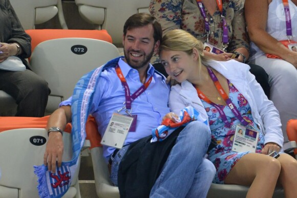 Des supporters tendres et motivés : le prince héritier Guillaume de Luxembourg et sa fiancée la comtesse Stéphanie de Lannoy dans les gradins de l'Aquatics Centre de Londres le 31 juillet 2012.