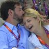 Des supporters tendres et motivés : le prince héritier Guillaume de Luxembourg et sa fiancée la comtesse Stéphanie de Lannoy dans les gradins de l'Aquatics Centre de Londres le 31 juillet 2012.
