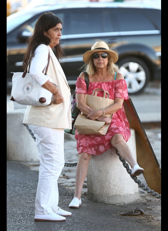 Chantal Goya et sa soeur Marie-José dans les rues de Saint-Tropez le 30 juillet 2012