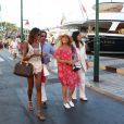 Chantal Goya, sa soeur Marie-José et son mari Charles Henry Bainville et sa petite-fille Samanta dans les rues de Saint-Tropez le 30 juillet 2012