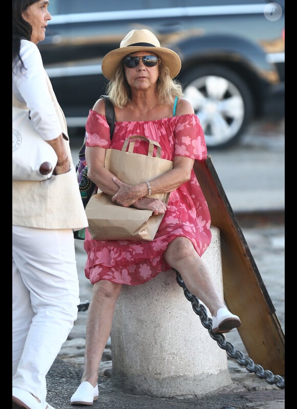 Chantal Goya dans les rues de Saint-Tropez le 30 juillet 2012
