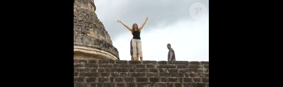 Extrait de la vidéo réalisée par Manolo Gonzalez. Sofia Vergara au sommet d'une pyramide maya juste avant sa demande en mariage