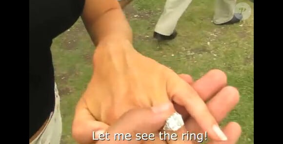 Extrait de la vidéo réalisée par Manolo Gonzalez. Sofia Vergara montre sa bague de fiançailles.