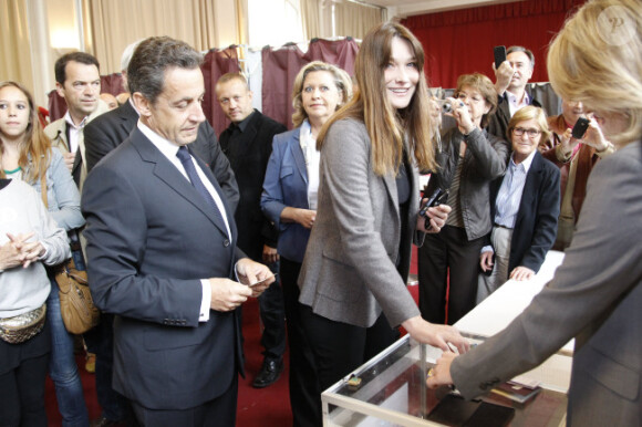 Carla Bruni-Sarkozy et l'ancien président de la République Nicolas Sarkozy en train de voter le 10 juin 2012