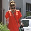 Eva Mendes se met à l'heure d'été avec une robe vitaminée du côté de L.A.