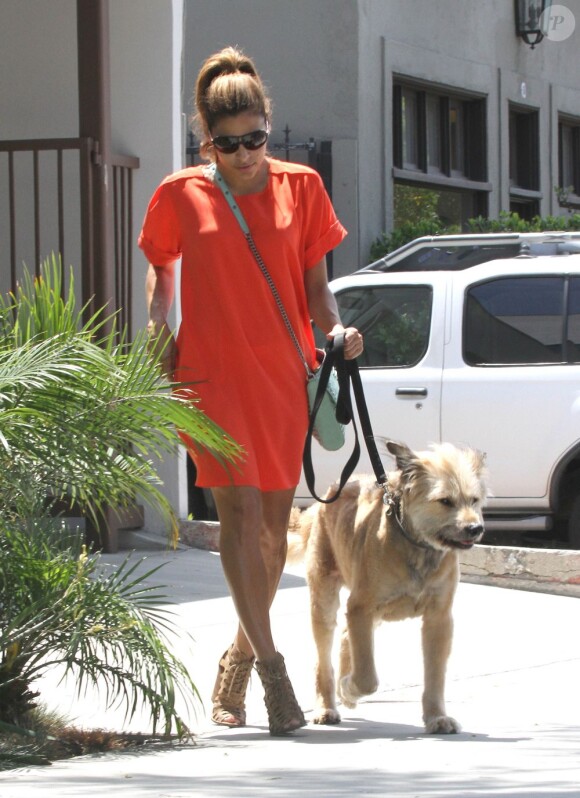 Eva Mendes se met à l'heure d'été avec une robe vitaminée du côté de L.A.