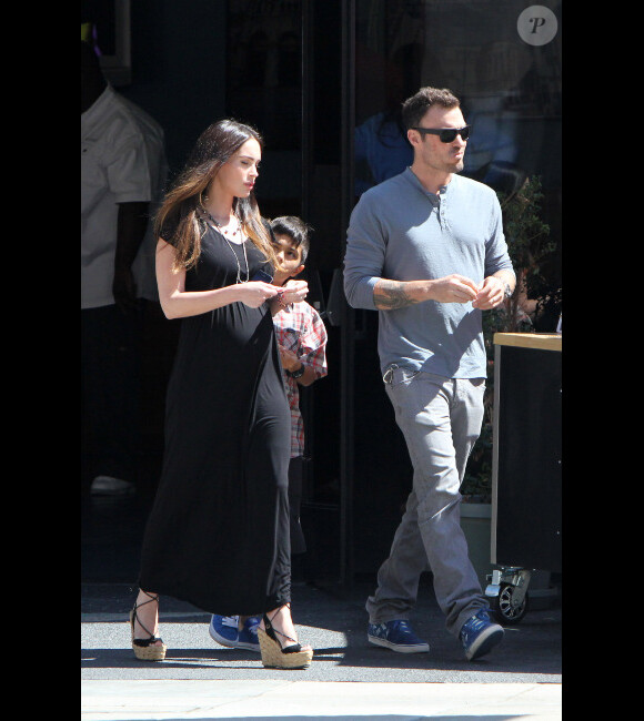 La belle Megan Fox, enceinte, et Brian Austin Green vont à la messe avec le fils de l'acteur, Kassius, à Los Angeles, le 15 juillet 2012