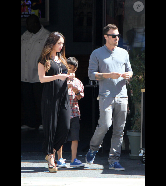 Megan Fox, enceinte, et Brian Austin Green se rendent à la messe avec le fils de l'acteur, Kassius, à Los Angeles, le 15 juillet 2012