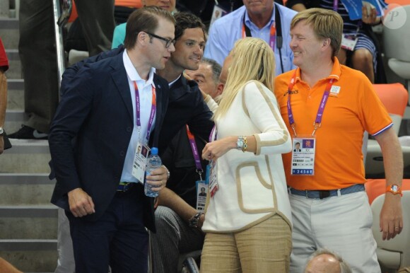 Le prince Willem-Alexander et la princesse Maxima des Pays-Bas salués par le prince Daniel et le prince Carl Philip de Suède à l'Aquatics Centre, le 2 août 2012 lors des JO de Londres.