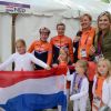 Willem-Alexander et Maxima des Pays-Bas le 29 juillet 2012 lors des JO de Londres avec leurs trois filles et leurs deux nièces, posant avec la cycliste Marianne Vos, championne sur route.