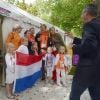 Willem-Alexander et Maxima des Pays-Bas le 29 juillet 2012 lors des JO de Londres avec leurs trois filles et leurs deux nièces, posant avec la cycliste Marianne Vos, championne sur route.