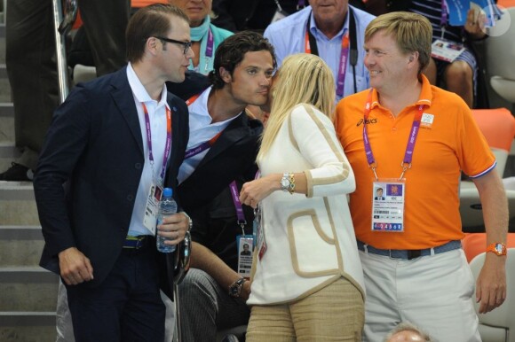 Le prince Willem-Alexander et la princesse Maxima des Pays-Bas salués par le prince Daniel et le prince Carl Philip de Suède à l'Aquatics Centre, le 2 août 2012 lors des JO de Londres.