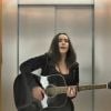 Colline d'Inca de Plus Belle La Vie chante dans un ascenseur !