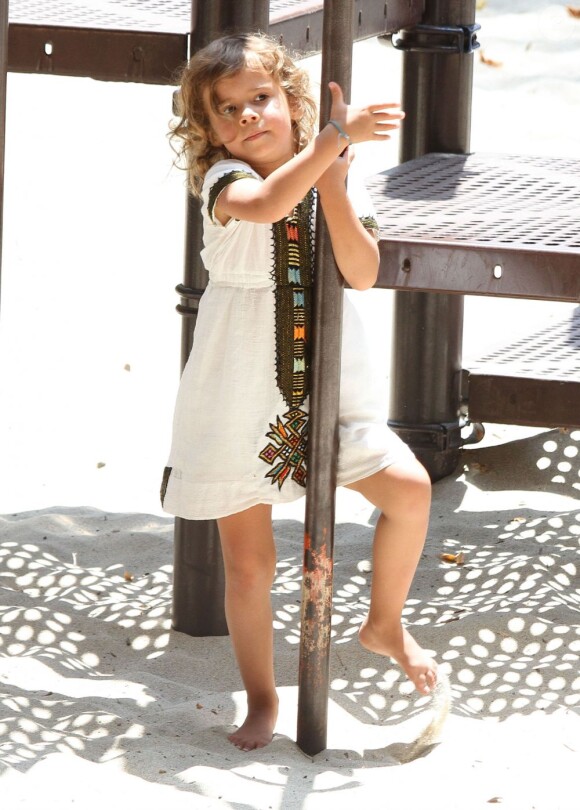 Belle journée en famille pour Jessica Alba, ses filles et son époux Cash Warren. La tribu est allée au Coldwater Canyon Park dans le nord de Beverly Hills le 4 août 2012
