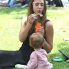 Instant complice ente Jessica Alba et sa fille Haven au Coldwater Canyon Park dans le nord de Beverly Hills le 4 août 2012