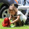 Honor a bien grandi ! Ici, elle s'amuse avec sa poupée au Coldwater Canyon Park dans le nord de Beverly Hills le 4 août 2012
