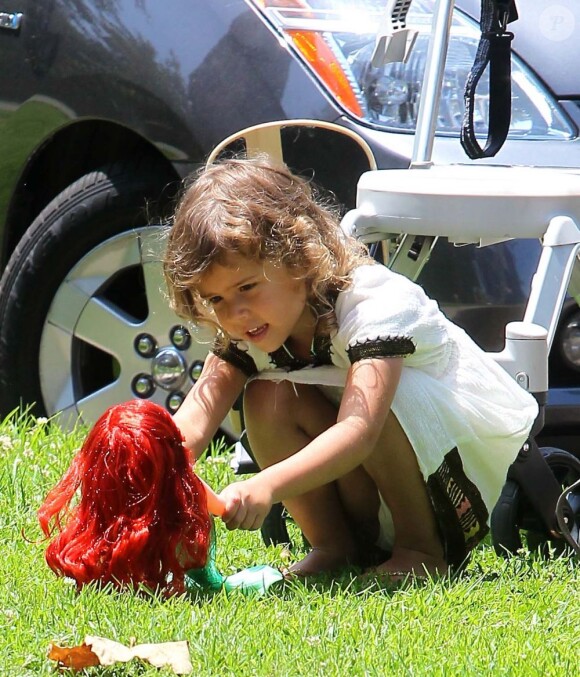 Honor a bien grandi ! Ici, elle s'amuse avec sa poupée au Coldwater Canyon Park dans le nord de Beverly Hills le 4 août 2012