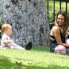 Haven fait la joie de sa maman Jessica Alba au Coldwater Canyon Park dans le nord de Beverly Hills le 4 août 2012