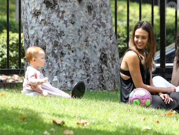 Haven fait la joie de sa maman Jessica Alba au Coldwater Canyon Park dans le nord de Beverly Hills le 4 août 2012