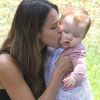 Instant complice ente Jessica Alba et sa fille Haven au Coldwater Canyon Park dans le nord de Beverly Hills le 4 août 2012
