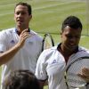 Michael Llodra et Jo-Wilfried Tsonga ont décroché la médaille d'argent après avoir perdu en finale des Jeux olympiques face aux jumeaux Bryan le 4 août 2012 à Wimbledon à Londres