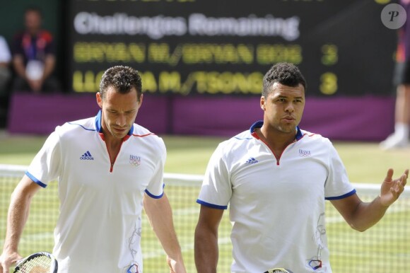 Michael Llodra et Jo-Wilfried Tsonga ont décroché la médaille d'argent après avoir perdu en finale des Jeux olympiques face aux jumeaux Bryan le 4 août 2012 à Wimbledon à Londres