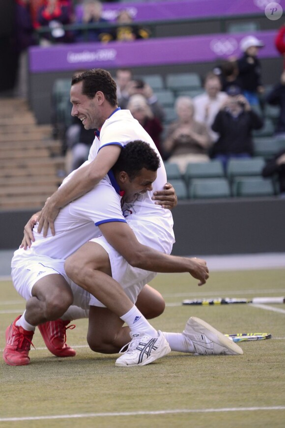 Michael Llodra et Jo-Wilfried Tsonga après s'être qualifiés pour la finale des Jeux olympiques aux dépends de David Ferrer et Feliciano Lopez le 3 août 2012 à Londres