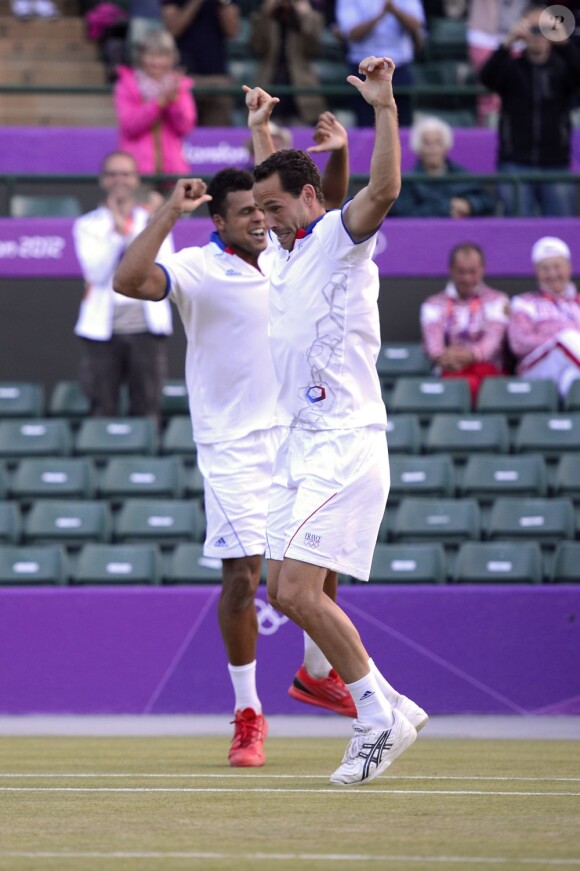 Michael Llodra et Jo-Wilfried Tsonga après s'être qualifiés pour la finale des Jeux olympiques aux dépends de David Ferrer et Feliciano Lopez le 3 août 2012 à Londres