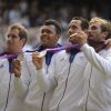 Richard Gasquet, Julien Benneteau, Jo-Wilfried Tsonga et Michaël Llodra accompagne les frères Bryan sur le podium olympique le 4 août 2012 à Londres