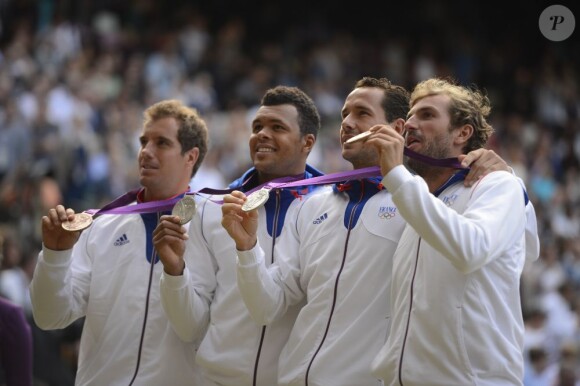 Richard Gasquet, Julien Benneteau, Jo-Wilfried Tsonga et Michaël Llodra accompagne les frères Bryan sur le podium olympique le 4 août 2012 à Londres