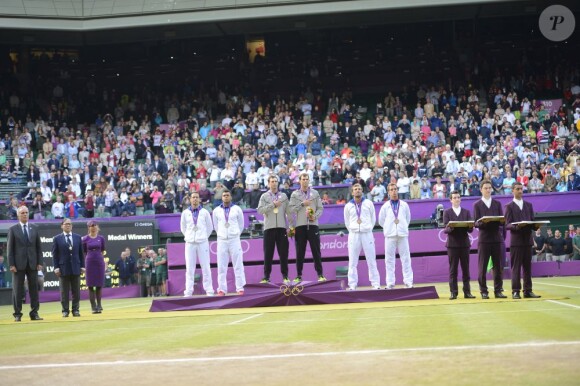 Richard Gasquet, Julien Benneteau, Jo-Wilfried Tsonga et Michaël Llodra accompagne les frères Bryan sur le podium olympique le 4 août 2012 à Londres