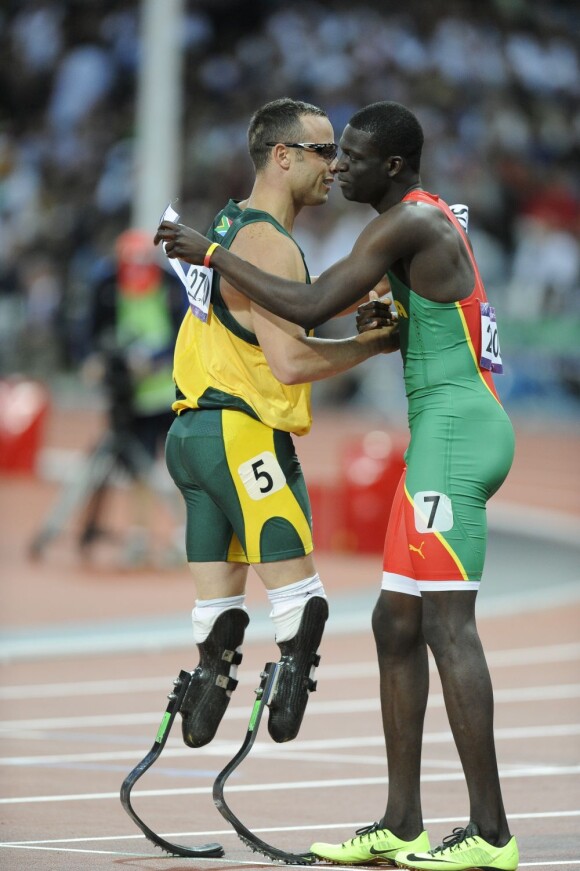 Oscar Pistorius échange son dossard avec Kirani James, champion du monde de 19 ans, à l'issue de sa demi-finale conclue à la dernière place lors des Jeux olympiques de Londres le 5 août 2012