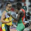 Oscar Pistorius échange son dossard avec Kirani James, champion du monde de 19 ans, à l'issue de sa demi-finale conclue à la dernière place lors des Jeux olympiques de Londres le 5 août 2012