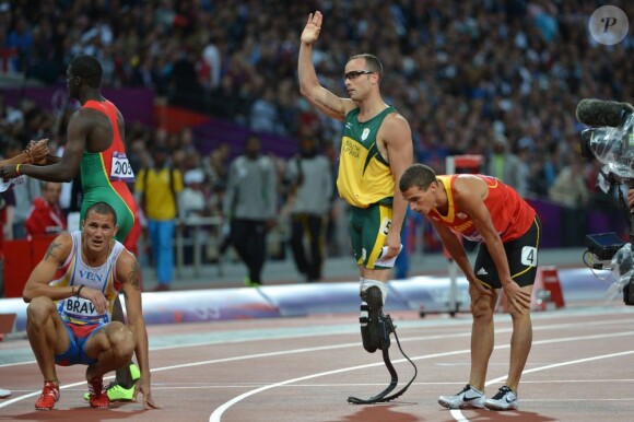Oscar Pistorius salue la foule à l'issue de sa demi-finale conclue à la dernière place lors des Jeux olympiques de Londres le 5 août 2012