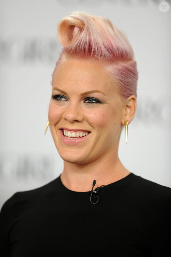 Pink, souriante et très en beauté, dévoile les prémices de sa campagne pour CoverGirl à l'hôtel Shutters On The Beach. Santa Monica, le 6 août 2012.