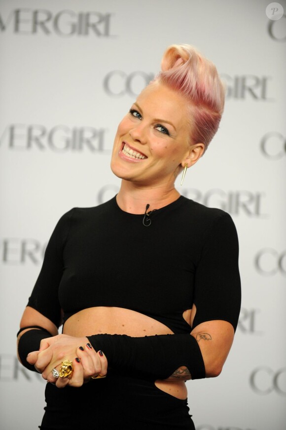 C'est une Pink souriante, sexy et très bling-bling qui était annoncée comme la nouvelle égérie de CoverGirl à l'hôtel Shutters On The Beach. Santa Monica, le 6 août 2012.
